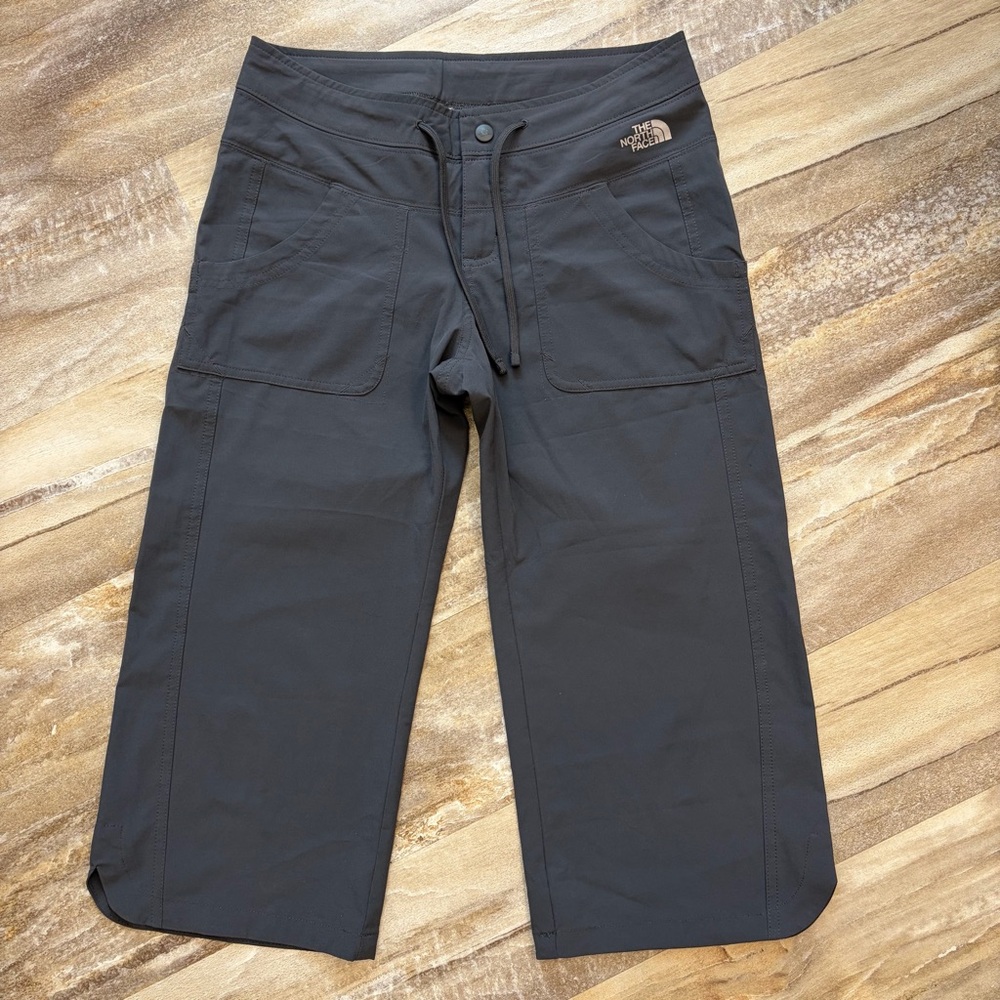The North Face Women's Capri TNF APEX Grey Gray Cropped Pants Shorts Size 2